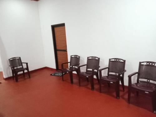 um grupo de cadeiras sentadas numa sala em Kitula family guest house em Anuradhapura