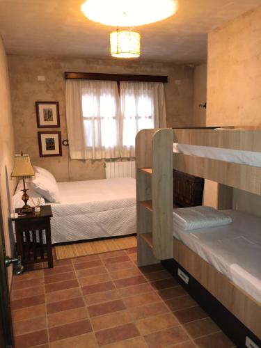 - une chambre avec 2 lits superposés et une fenêtre dans l'établissement Casa de Piedra la Loma, à Calar de la Santa