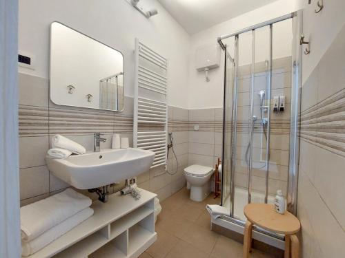 een badkamer met een wastafel, een douche en een toilet bij MyWay Trieste Rooms in Trieste