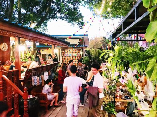 Επισκέπτες που μένουν στο โรงแรมบ้านเพิ่มสุข อิมแพ็ค เมืองทอง