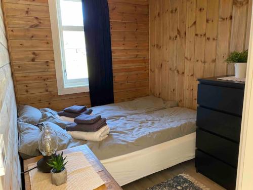Cama o camas de una habitación en Hytte Senja