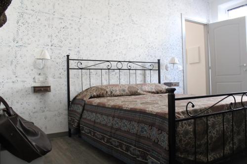 1 dormitorio con 1 cama en una habitación en Praga, en Serravalle Scrivia