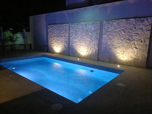 uma grande piscina com luzes na parede em Habitación 23 - Green Casitas em Ensenada