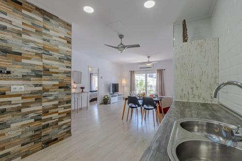 BenalRoma spacious apartment 50 mt from the beach