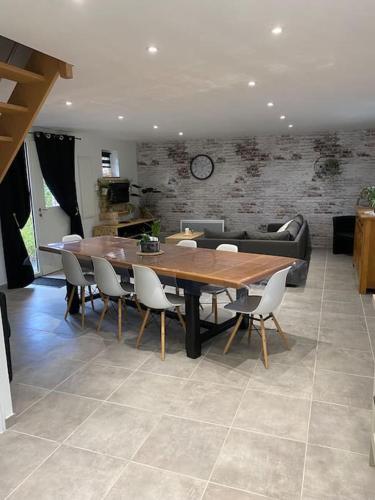 une salle à manger avec une table et des chaises en bois dans l'établissement 2 Gîtes 5 chambres, à Blaringhem