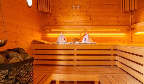 a sauna with two toy boats sitting on the ledge at Domek ArkaSasino z jacuzzi in Sasino