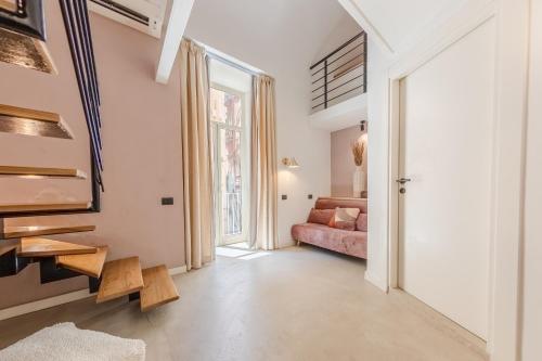 ein Wohnzimmer mit einem Sofa und einem Tisch in der Unterkunft ES Suites in Neapel