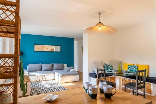 un salon avec un canapé et une table dans l'établissement Grand salon, 2 chambres en centre-ville, à Vannes