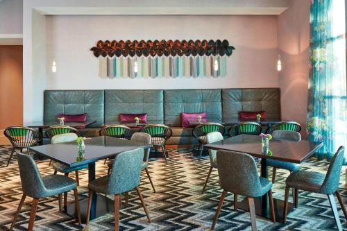 ein Esszimmer mit Tischen und Stühlen in der Unterkunft SpringHill Suites by Marriott Nashville Downtown/Convention Center in Nashville