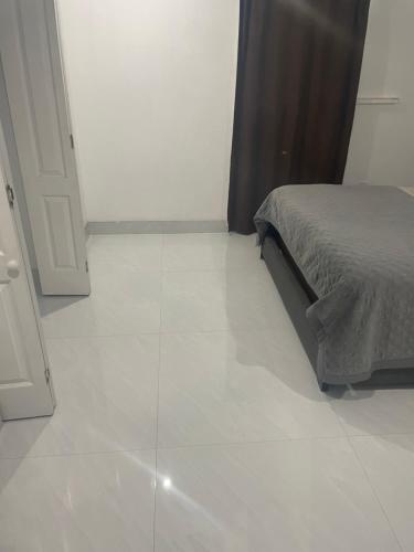 Ένα ή περισσότερα κρεβάτια σε δωμάτιο στο bedroom with sharing bathroom