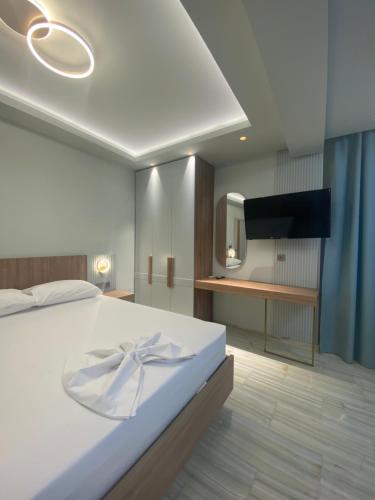 パラリア・カテリニスにあるValentina Hotelのベッドルーム(大きな白いベッド1台、鏡付)