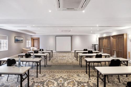 Kawasan bisnes dan/atau bilik persidangan di Protea Hotel by Marriott Johannesburg Balalaika Sandton
