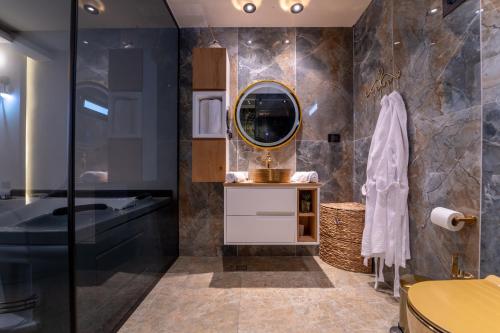 ein Bad mit einem Waschbecken und einem Spiegel in der Unterkunft South Star Suites in Eilat