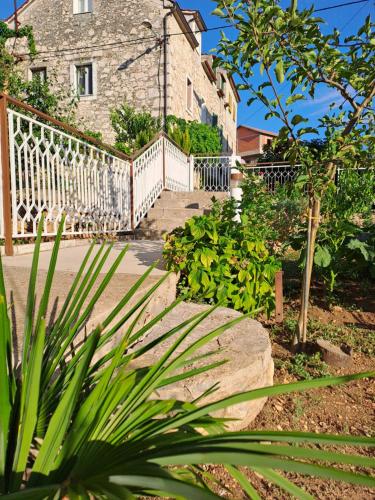 a house with a white fence and some plants at Kuća za odmor "Dida Pere" in Zaton