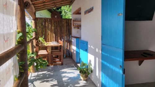 um corredor de uma casa com paredes azuis e brancas em Casa Linda Boipeba na Ilha de Boipeba