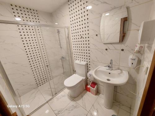 A bathroom at AYDER Nazlı çiçek apart