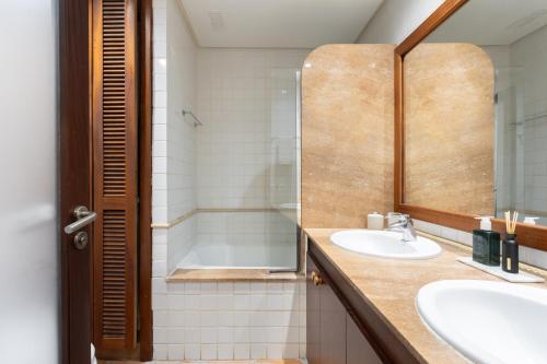 ein Bad mit einem Waschbecken und einer Dusche in der Unterkunft Spectacular Beachfront Loft-Style CASA CORINA II in El Médano