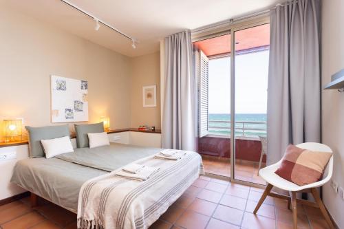 Schlafzimmer mit einem Bett und Meerblick in der Unterkunft Spectacular Beachfront Loft-Style CASA CORINA II in El Médano