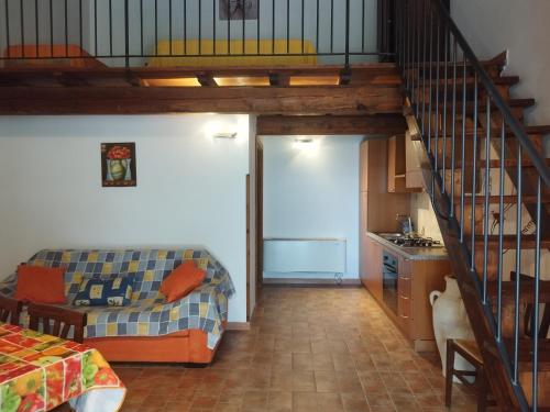 una sala de estar con una escalera que conduce a un dormitorio en Agriturismo le cascine, en Castel di Tora
