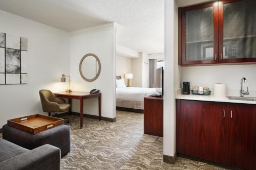 ein Hotelzimmer mit einem Bett und einem Wohnzimmer in der Unterkunft SpringHill Suites Boulder Longmont in Longmont