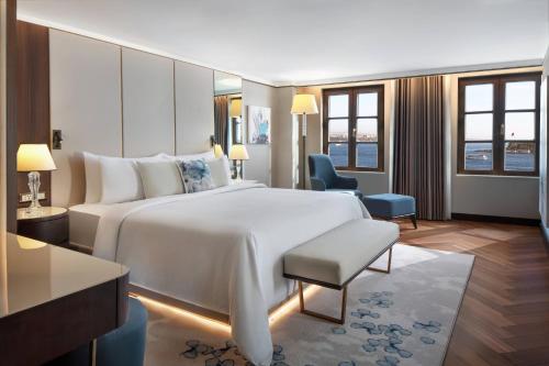 Postel nebo postele na pokoji v ubytování JW Marriott Istanbul Bosphorus
