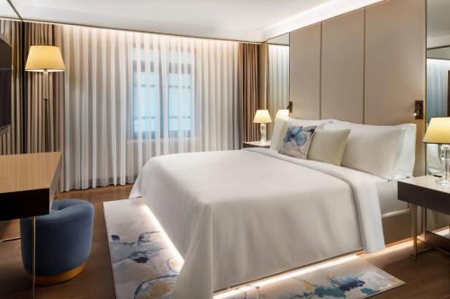 Postel nebo postele na pokoji v ubytování JW Marriott Istanbul Bosphorus