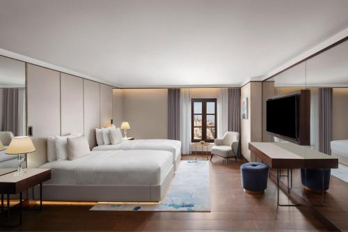 TV a/nebo společenská místnost v ubytování JW Marriott Istanbul Bosphorus
