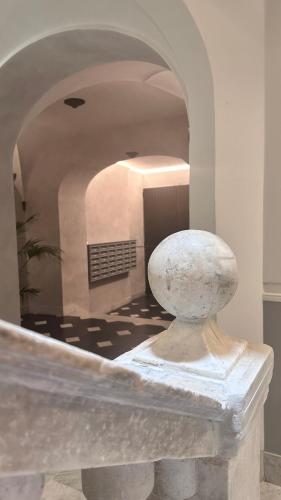 a stone vase sitting on a ledge in a room at Centro Storico Caruggi 2min Acquario Pellicceria Superior Loft Palazzo Rolli in Genova