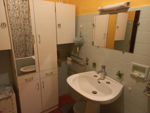 uma casa de banho com um lavatório, um WC e um espelho. em Pays du Verdon , étape, séjour fraîcheur dans maison de caractère em La Bastide