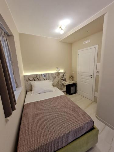Postel nebo postele na pokoji v ubytování EPONIMI ROOMs