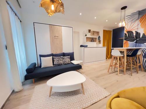 un salon avec un canapé et une table dans l'établissement THE PALM central Paris - Comfort and air conditioning in the 9th, à Paris