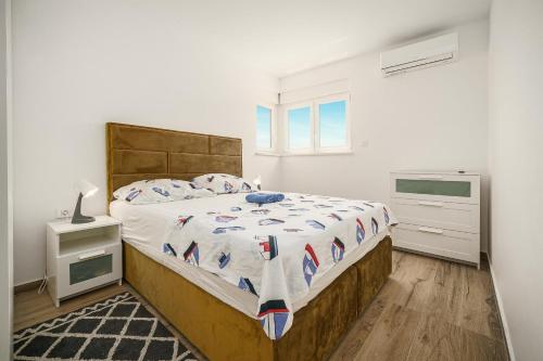 una camera con un grande letto e una finestra di Apartments Picikato a Bilice (Bilizze)