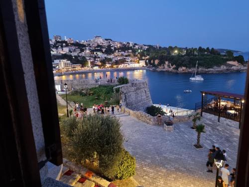 een uitzicht vanuit een raam van een stad en een lichaam van water bij Hotel Kulla e Balshajve in Ulcinj