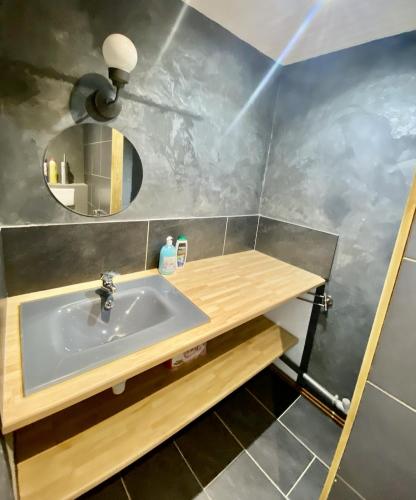 La salle de bains est pourvue d'un lavabo et d'un miroir. dans l'établissement Le cocon, à Marseille