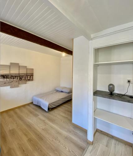 - une chambre avec un lit et une table dans l'établissement Le cocon, à Marseille