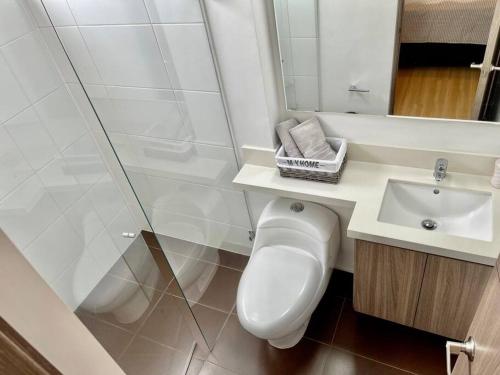 ein Bad mit einem WC, einem Waschbecken und einer Dusche in der Unterkunft Apartamento el poblado cerca a Provenza in Medellín