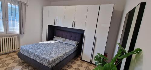 Schlafzimmer mit einem Bett und weißen Schränken in der Unterkunft Residence Euromare in Cesenatico