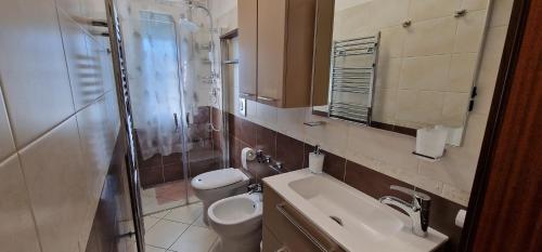 ein Bad mit einem Waschbecken, einem WC und einer Dusche in der Unterkunft Residence Euromare in Cesenatico