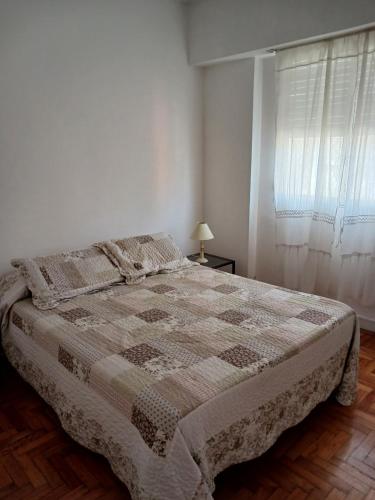 1 dormitorio con cama y ventana en Depto. 2 ambientes luminoso Villa Crespo - cerca del Movistar Arena en Buenos Aires
