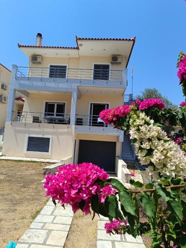 Villa Maria في كاتو الميري: أمامه بيت أبيض وورود وردية