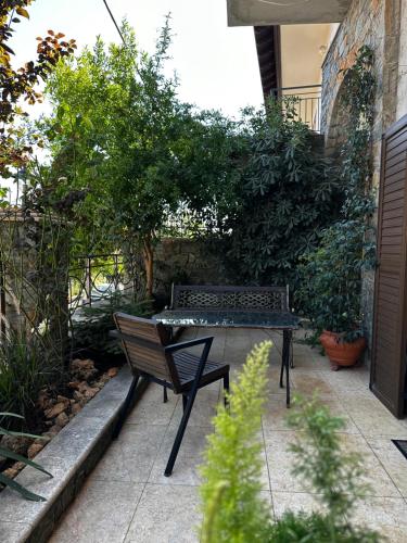 Κήπος έξω από το Skyrian Living