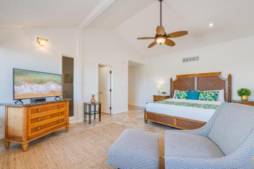 A bed or beds in a room at Kaanapali Royal A303