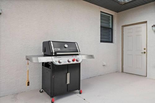 a barbecue grill with a toaster on top of it at Cozy 3BR Gulf Coast house with heated pool in Englewood