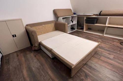 Kleines Zimmer mit einem Bett und einem Schreibtisch. in der Unterkunft Magnifique Duplex Choisy le roi avec parking in Choisy-le-Roi