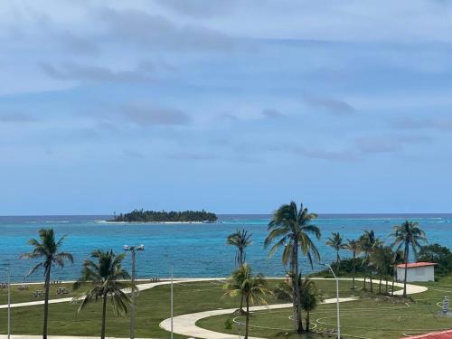 a view of a beach with palm trees and the ocean at Apartamento en San Andres Isla frente al mar in San Andrés