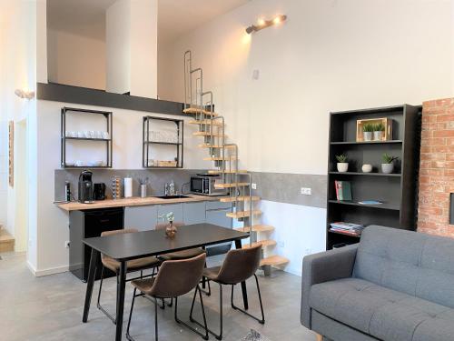 - un salon avec une table, des chaises et un canapé dans l'établissement Großzügiges Studio-Apartment - Top-Lage + Parken, à Nuremberg