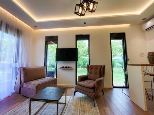 uma sala de estar com um sofá e uma cadeira em B&B Lovac Hasa 2 em Ulcinj