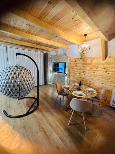 a dining room with a table and chairs at Prima Vista in Žabljak
