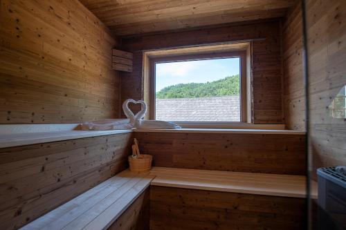 una sauna con ventana en una cabaña de madera en Edt 19, en Bad Goisern