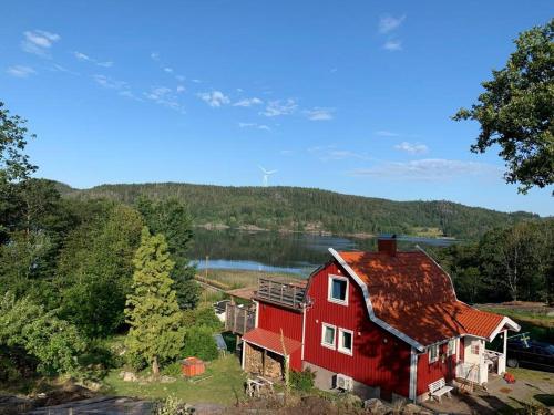 - une vue aérienne sur une maison rouge à côté d'un lac dans l'établissement Lovely holiday house by a beautiful lake!, à Svenshögen